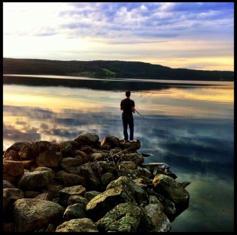 Lygnern is a beautiful lake in Halland, surrounded by forests, beautiful fields and meadows. At its end rises Fjärås, from there you can see out over the lake and in the west you can spot the sea. The lake is 20 km long and about 2.5 km wide and at its deepest point measures 50 meters. Perfect for kayaking and fishing. It is known for its good fishing for pike and unique trout. It has been referred to as Sweden's purest water. Great for a day trip in beautiful nature!