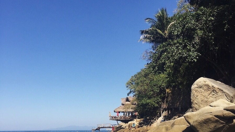 After a scenic hike from Boca de Tomatlan, this small beautiful beach was the perfect place to cool off before continuing on to Las Animas. #yesplease #pacificocean
