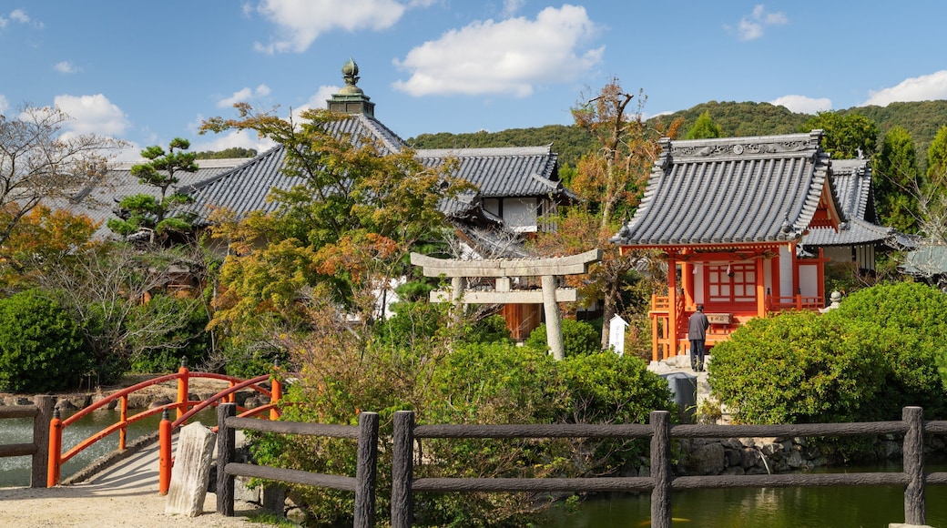 Kibitsu Shrine showing a small town or village