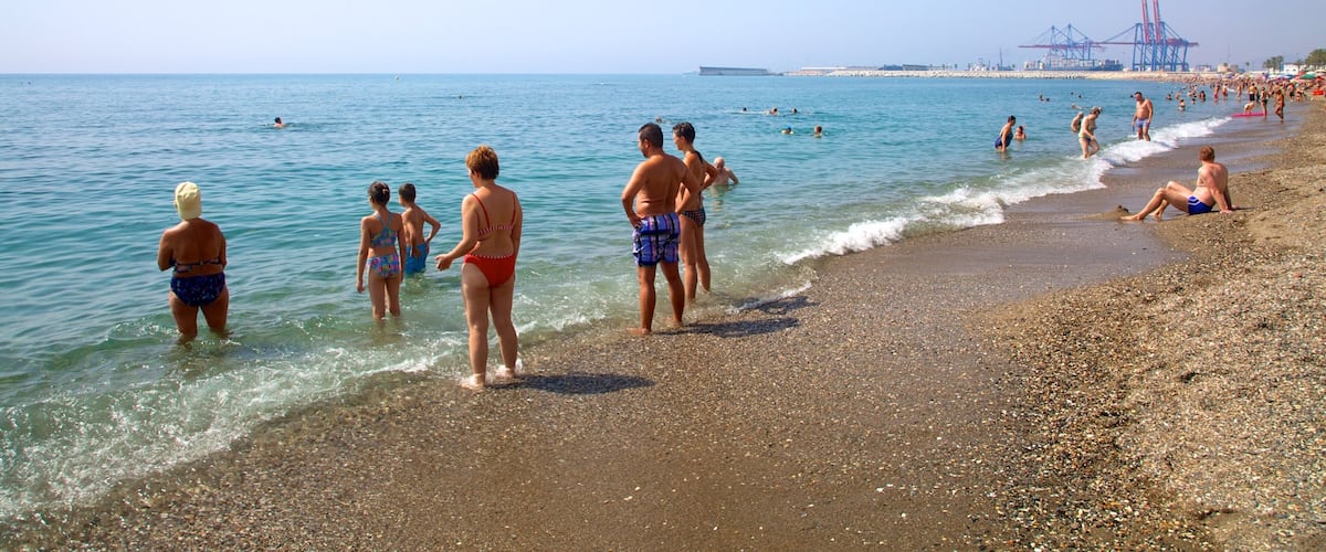 Playa de La Malagueta bevat een strand, zwemmen en een kiezelstrand