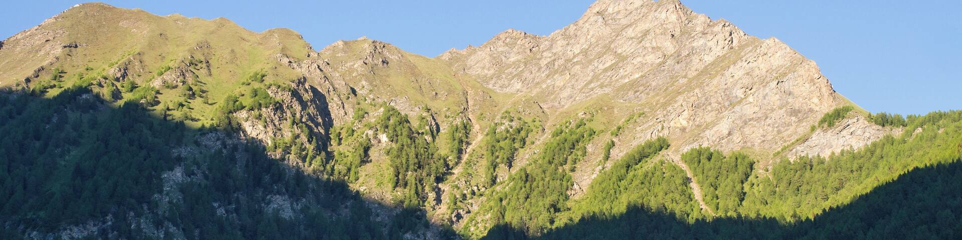 Leitnerwand (2361m) und Überseilspitze (2458m) vom Weiler Afens im Pfitscher Tal aus gesehen