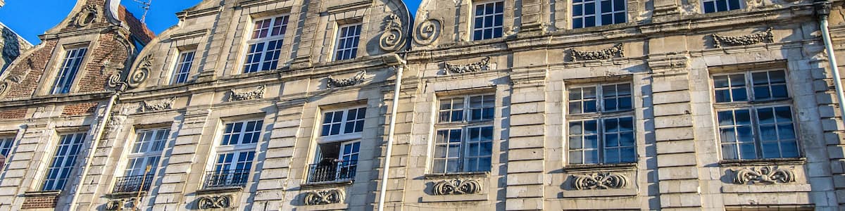 Un bâtiment historique doté de détails architecturaux raffinés et de nombreuses fenêtres.