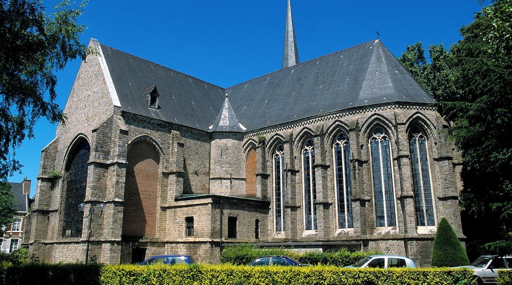 This building is indexed in the Base Mérimée, a database of architectural heritage maintained by the French Ministry of Culture, under the reference PA00107452 .