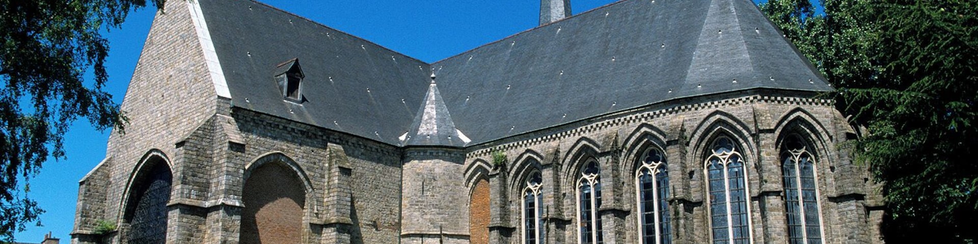 This building is indexed in the Base Mérimée, a database of architectural heritage maintained by the French Ministry of Culture, under the reference PA00107452 .