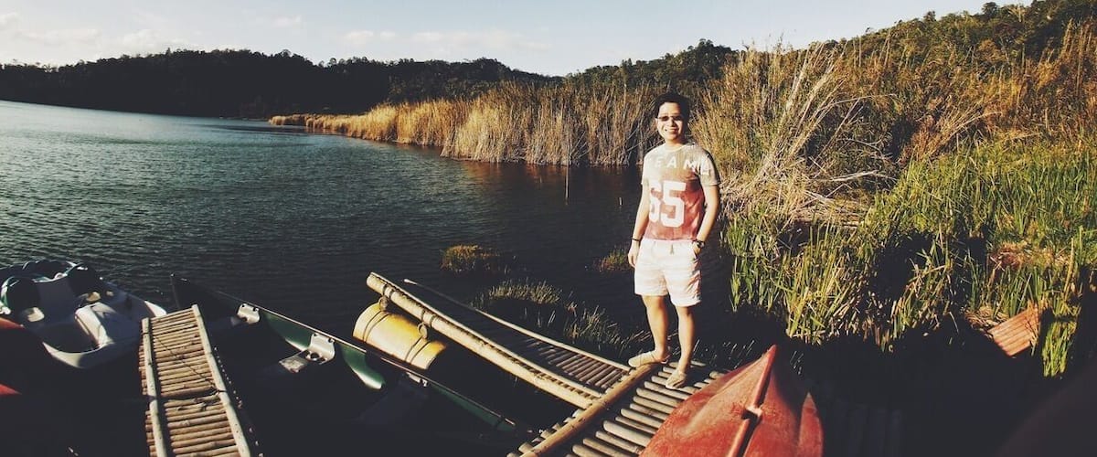 -Linow Lake-
It's a lake created by volcanic activities and the colour is changing every day, from dark green to blue.
It's located in Tomohon city, 25 kilometre from Manado, the capital of North Sulawesi.
Getting here is very easy as the road is all in good condition with just some minor flaws,
The ticket fee is Rp 25,000 (US$ 2) per person with a complimentary welcome drink. You can eat traditional Minahasan snacks, such as Pisang Goroho, with Roa chili sauce (very recommended)
The view is spectacular, the air is very clean, the temperature is cold. It's a perfect getaway for your afternoon tea out the city.
