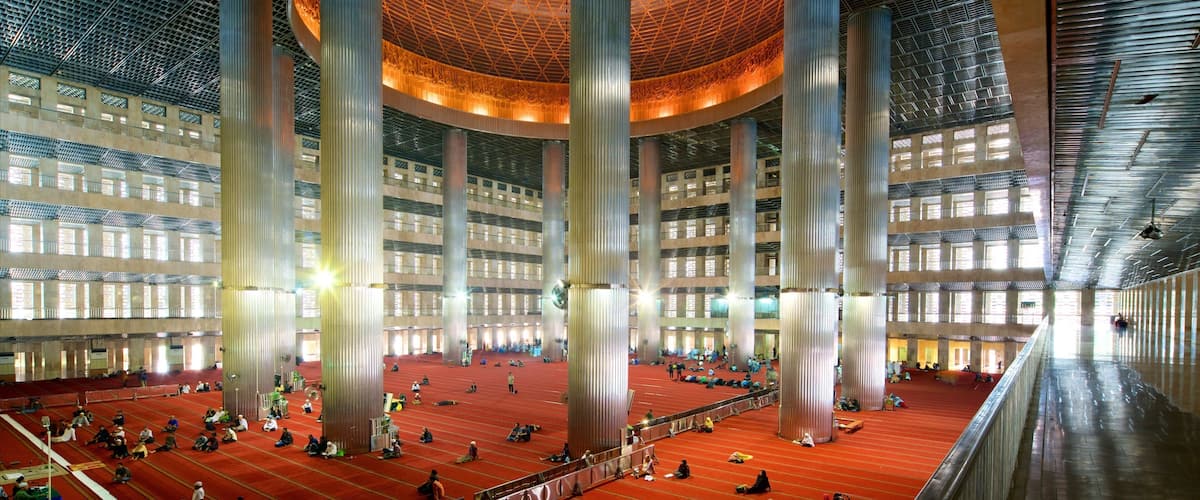 Istiqlal-moskéen som viser interiør, moderne arkitektur og historiske bygningsværker