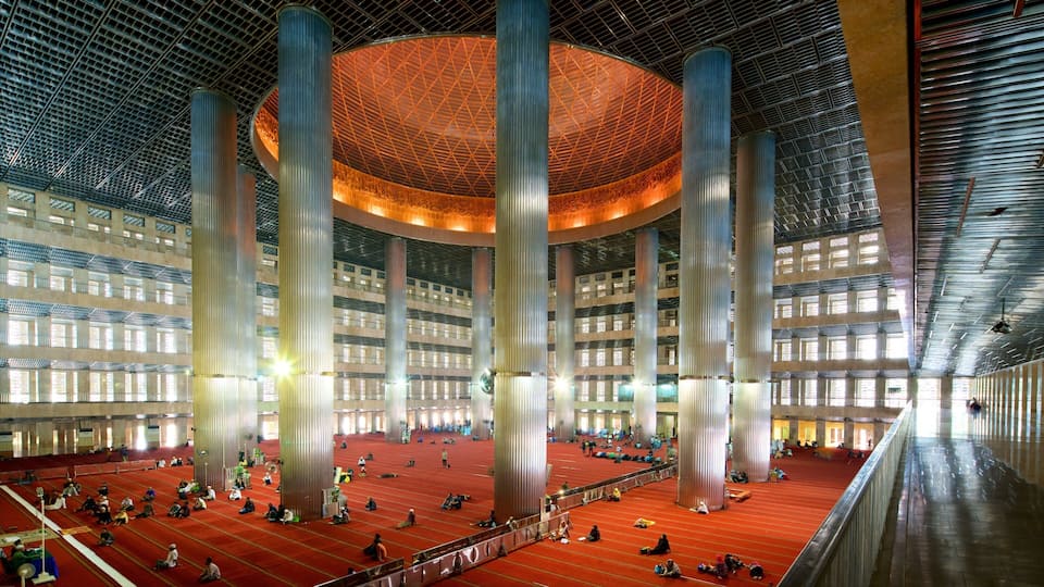 Un espacio interior amplio con techos altos, columnas grandes y techo con diseño.