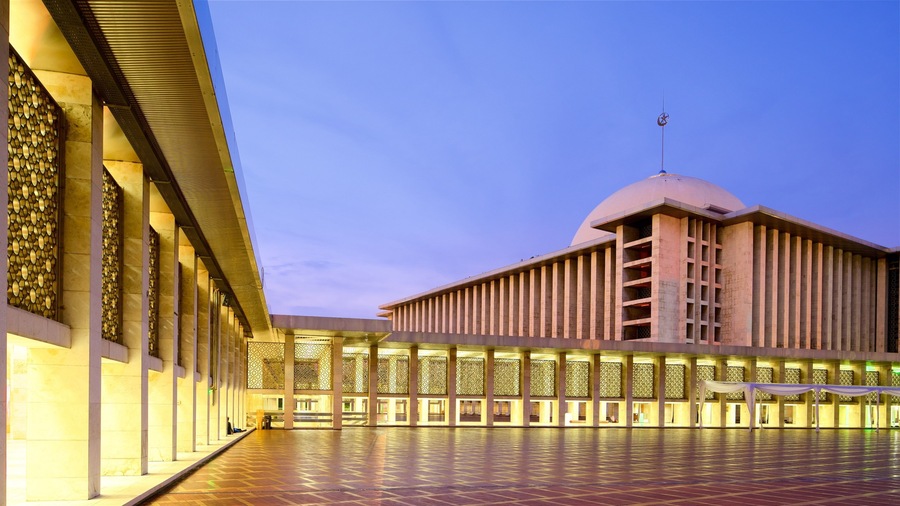 Istiqlal Mosque showing modern architecture and a square or plaza