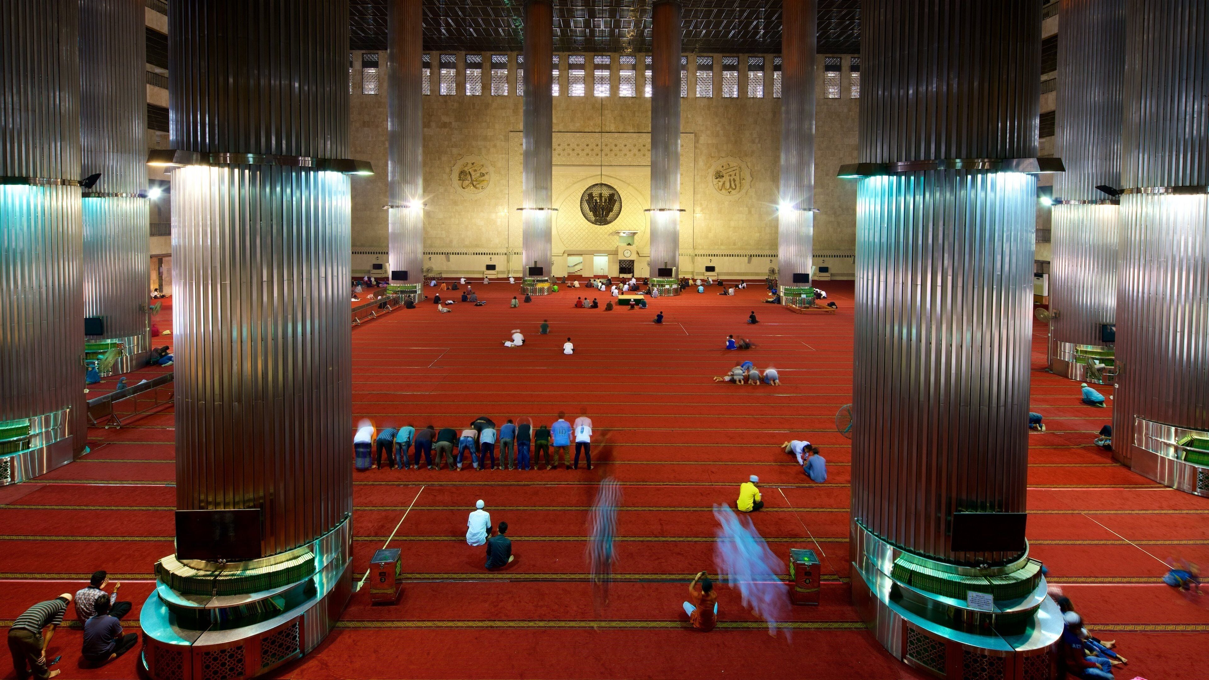 Istiqlal-moskéen som viser en moské, historiske bygningsværker og interiør