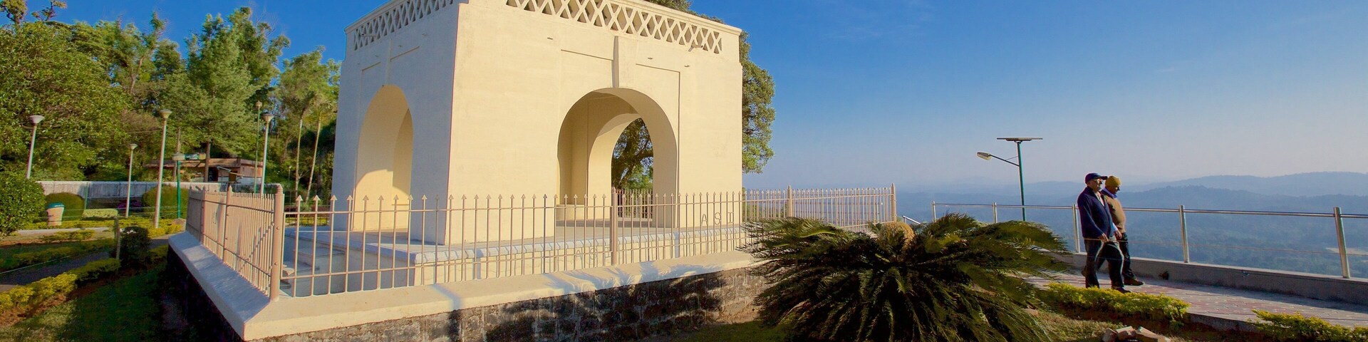 Raja\'s Seat which includes a garden