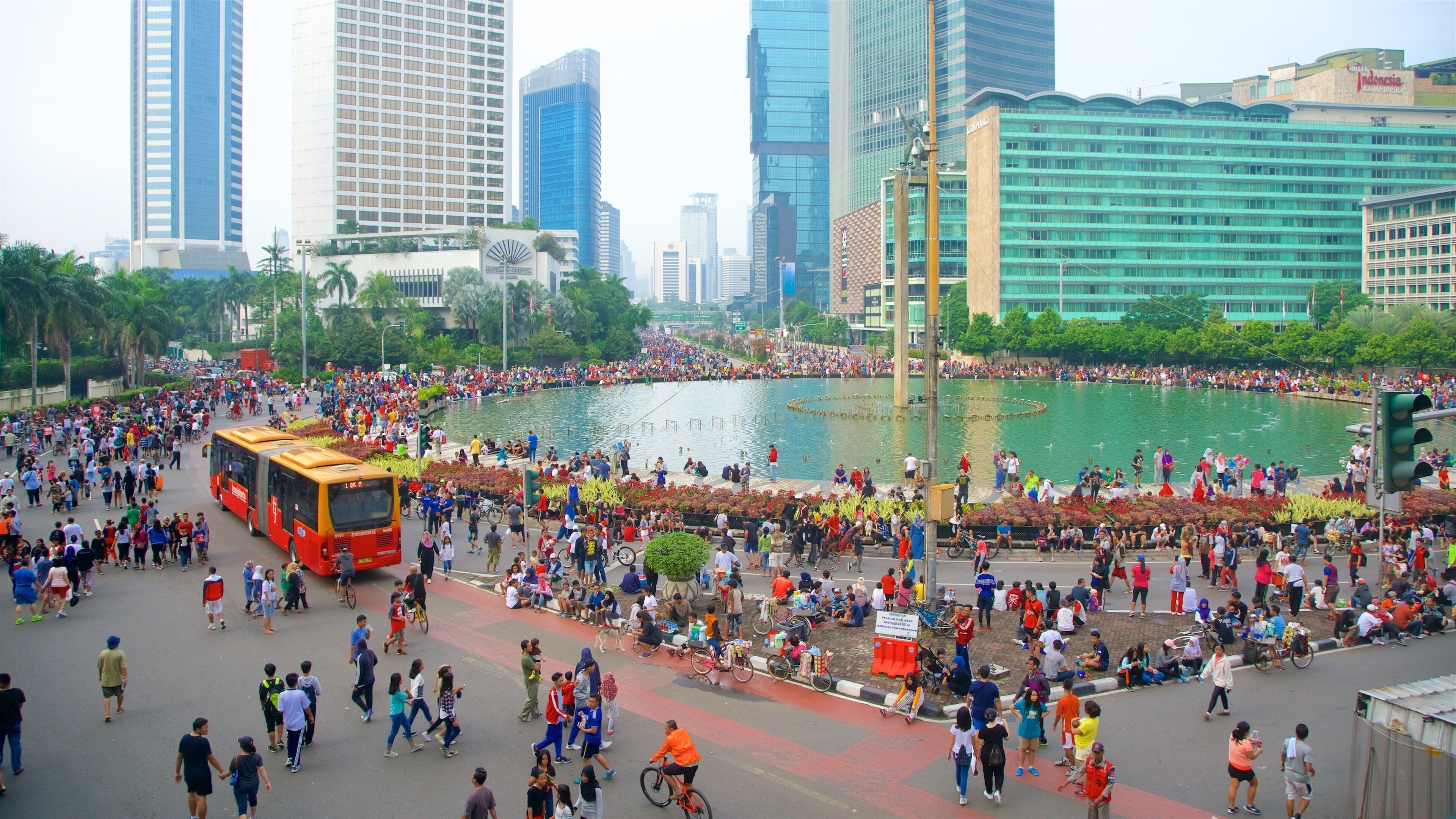 Bundaran Hi showing a fountain, a square or plaza and a city