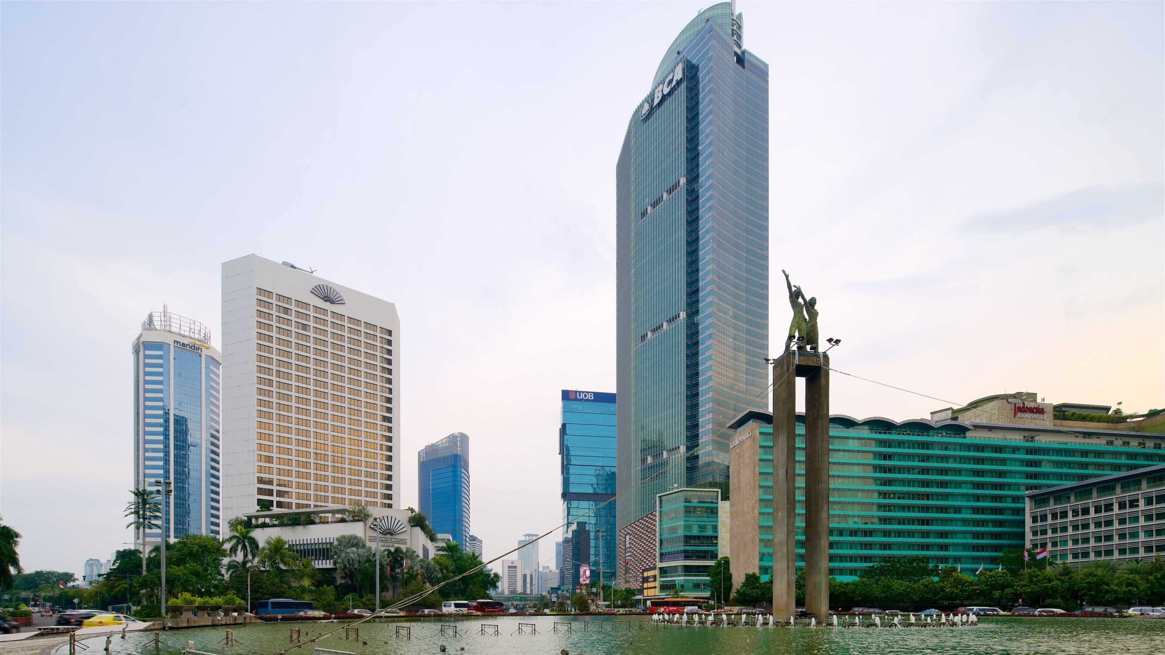 Bundaran Hi showing a skyscraper, a river or creek and a city