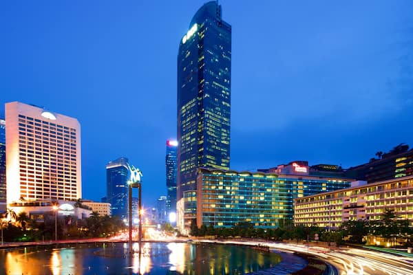Bundaran Hotel Indonesia welches beinhaltet bei Nacht, Springbrunnen und Hochhaus