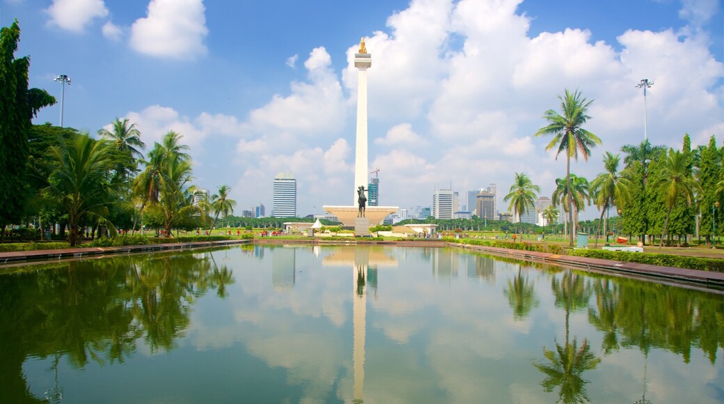Bundaran HI featuring a garden, a lake or waterhole and a monument