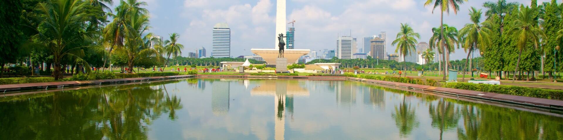 Bundaran HI featuring a garden, a lake or waterhole and a monument