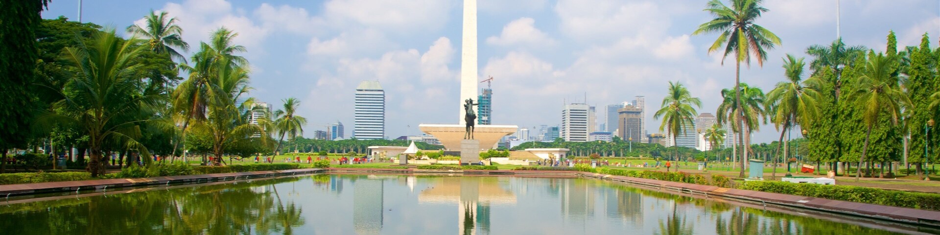 Bundaran HI featuring a garden, a lake or waterhole and a monument