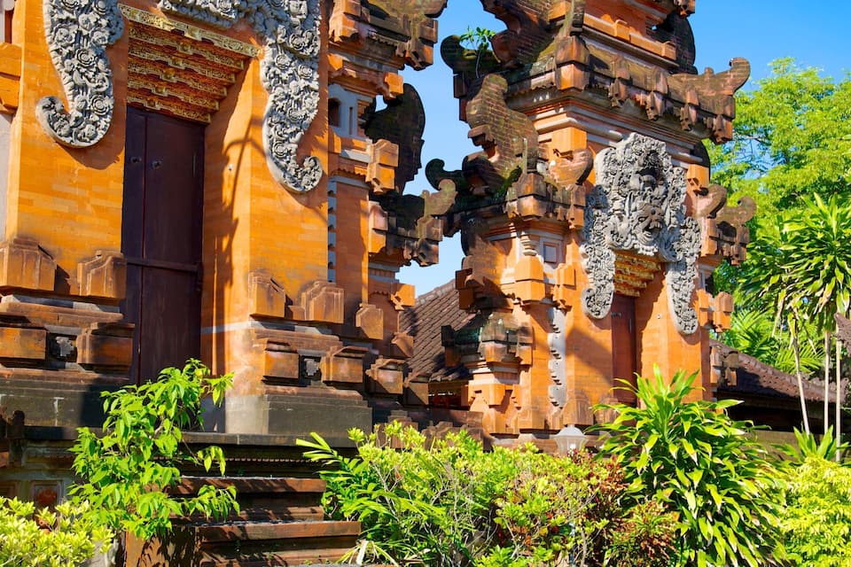 Un templo con intrincados grabados y una puerta de madera grande.