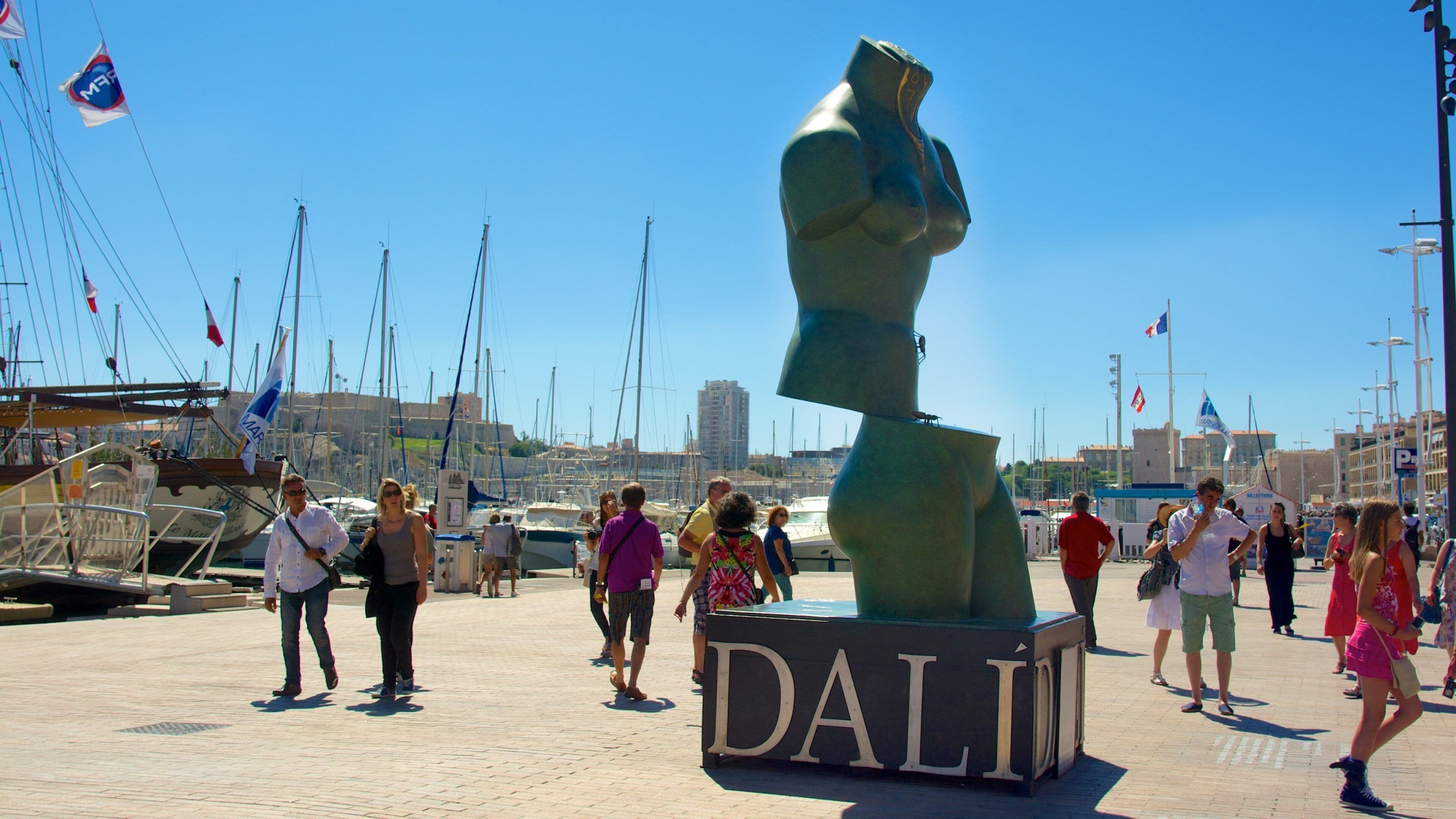 Vieux Port que incluye una estatua o escultura, señalización y arte al aire libre