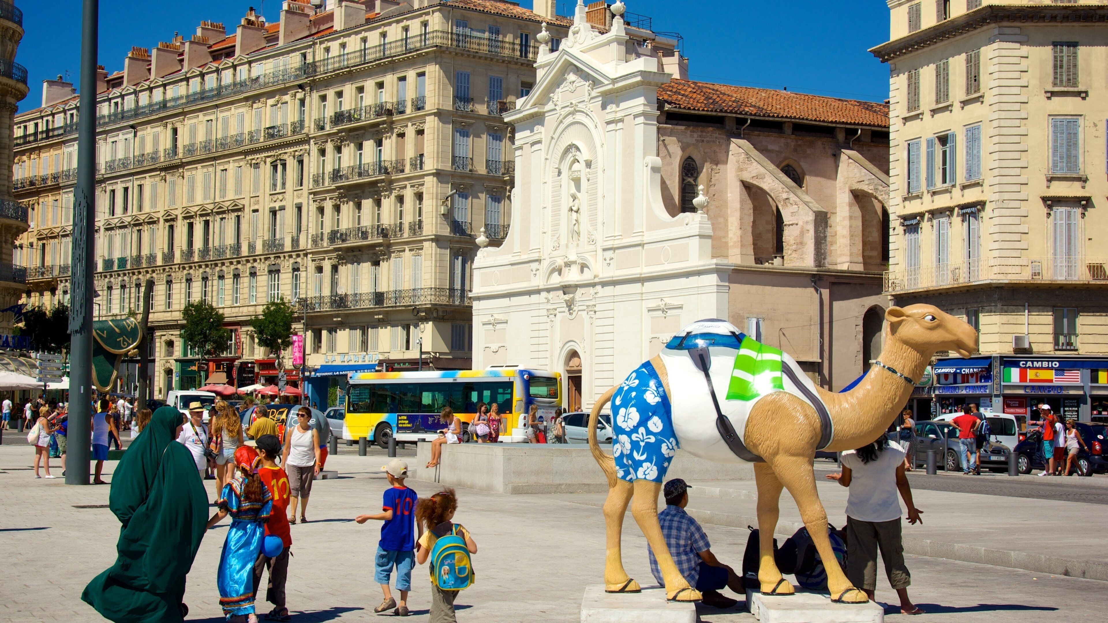 Vieux-Port montrant patrimoine architectural, ville et cbd