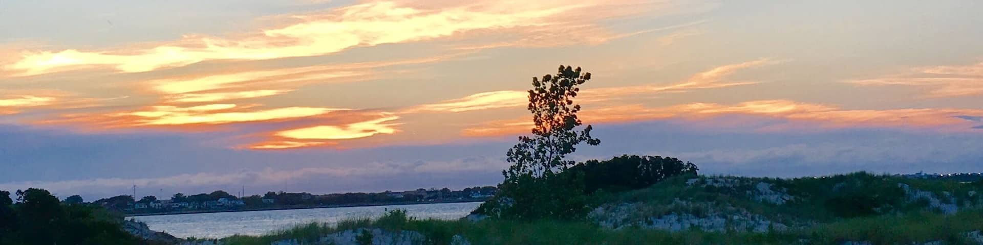 I was wondering at Johns Beach and enjoying amazing natural sceneries in the evening, the views of sunset were really fascinating. I clamped on a small hill near the ocean to catch its beauty.