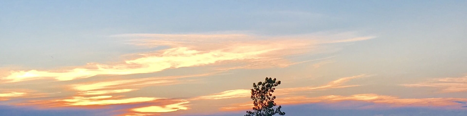 I was wondering at Johns Beach and enjoying amazing natural sceneries in the evening, the views of sunset were really fascinating. I clamped on a small hill near the ocean to catch its beauty.