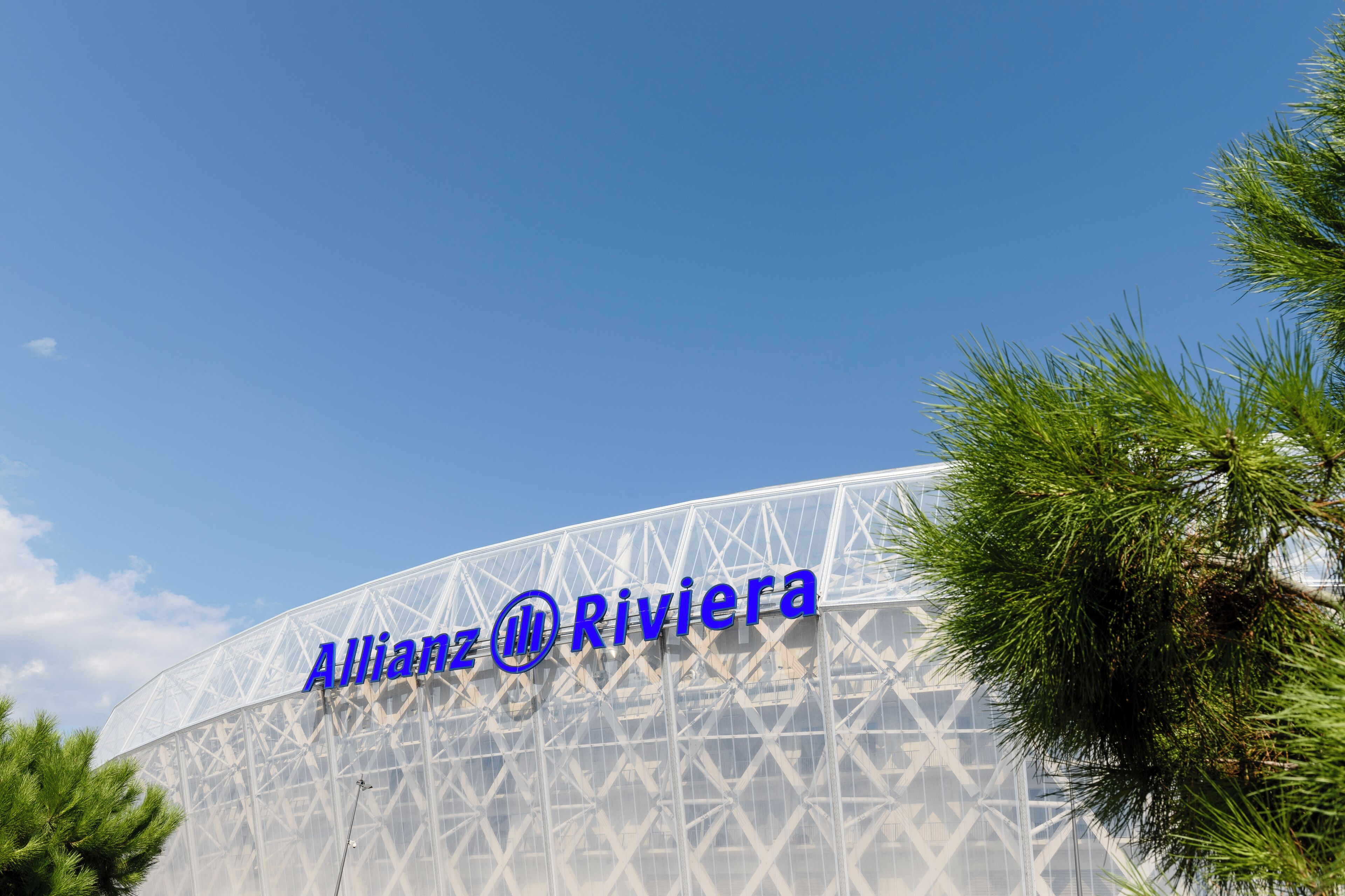 En modern byggnad med texten ”Allianz Riviera” på fasaden.