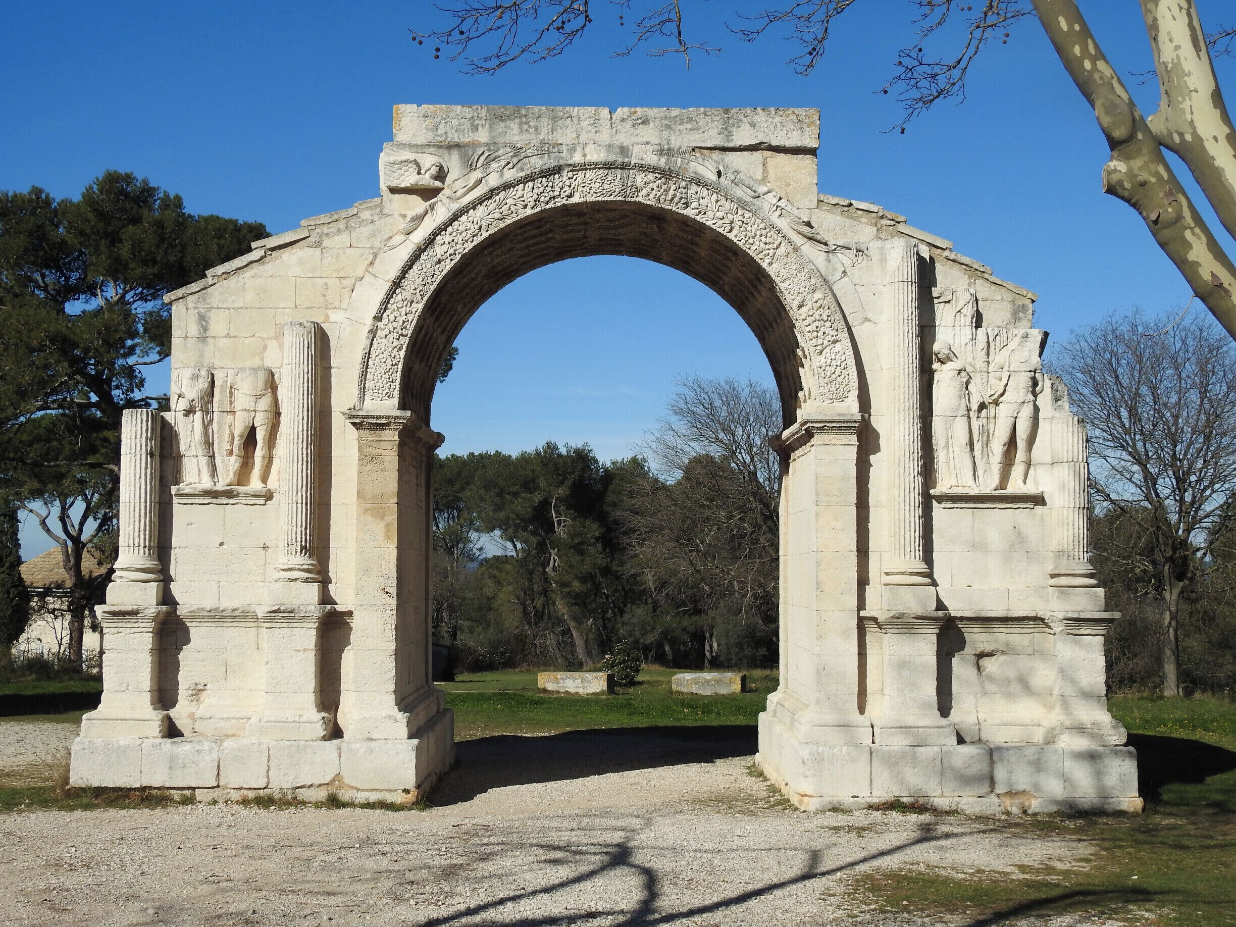 L' Arc , côté sud du site archéologique romain de "GLANUM".