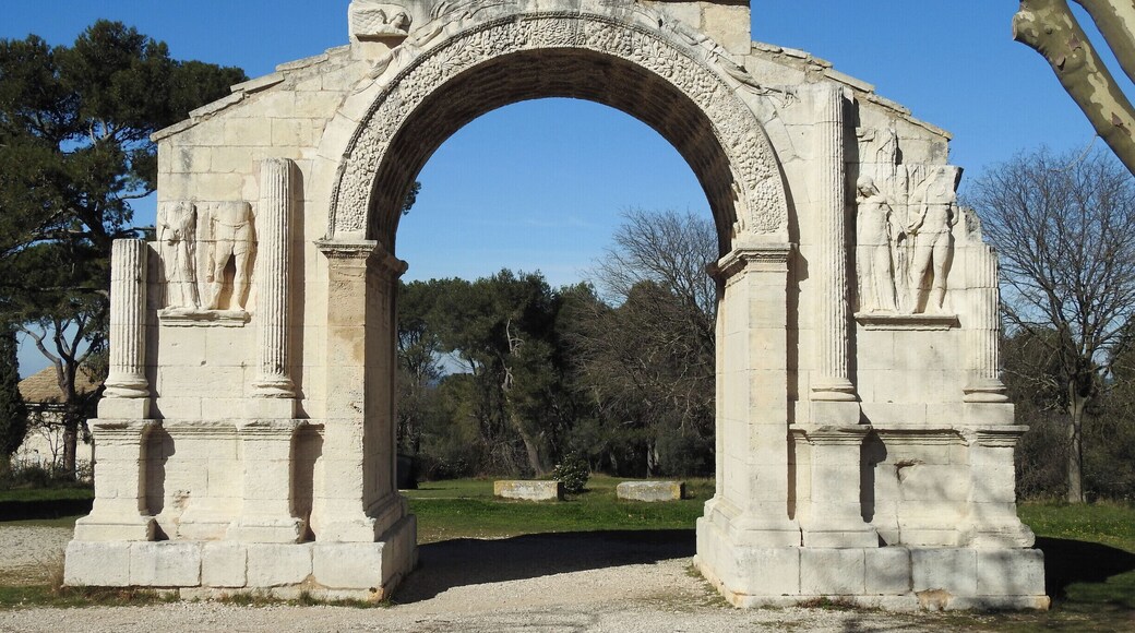 L' Arc , côté sud du site archéologique romain de "GLANUM".