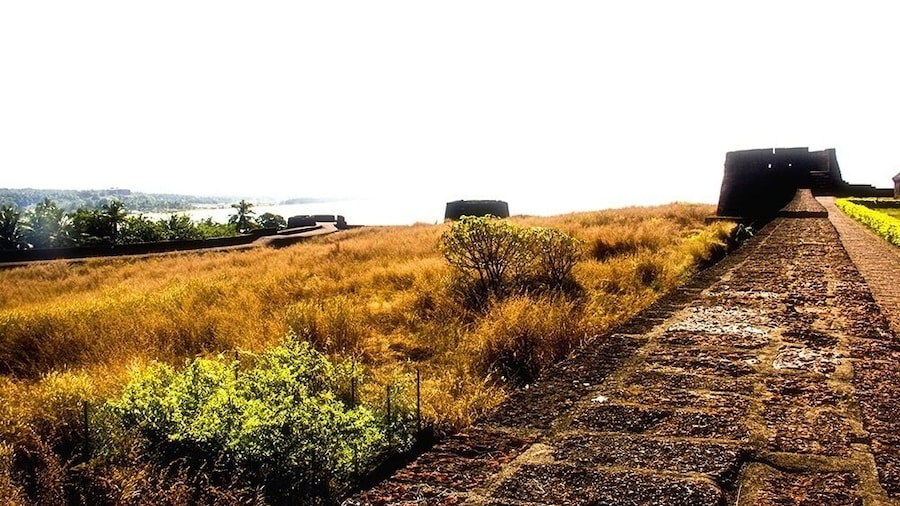 A picturesque 17th century fort overlooking the Arabian sea. The Taj hotel close by is a great place to stay while one enjoys the activities around. Best time to visit is Nov-Feb.