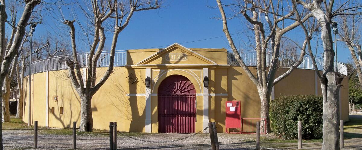 A yellow building with a red door and a sign that reads "REN".