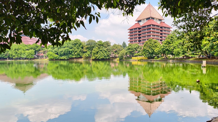 Un lago con il riflesso di un edificio e alberi.