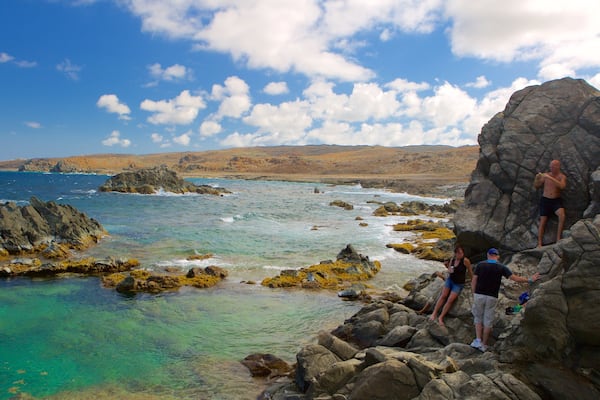 Conchi Natural Pool mettant en vedette vues littorales aussi bien que petit groupe de personnes