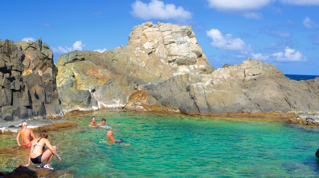 康奇天然浴場 设有 一般的海岸景觀 以及 小群人