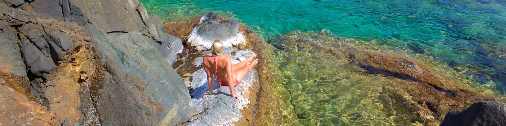 Conchi Natural Pool mit einem allgemeine KĂŒstenansicht sowie einzelne Frau