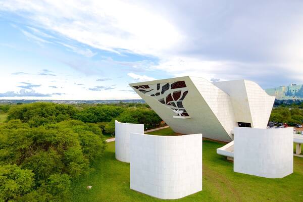 Pantheon des Vaterlandes und der Freiheit Tancredo Neves mit einem Outdoor-Kunst, Park und Kunst
