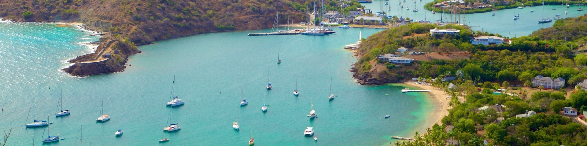 Shirley Heights ofreciendo una ciudad costera, vista a una isla y una bahía o un puerto