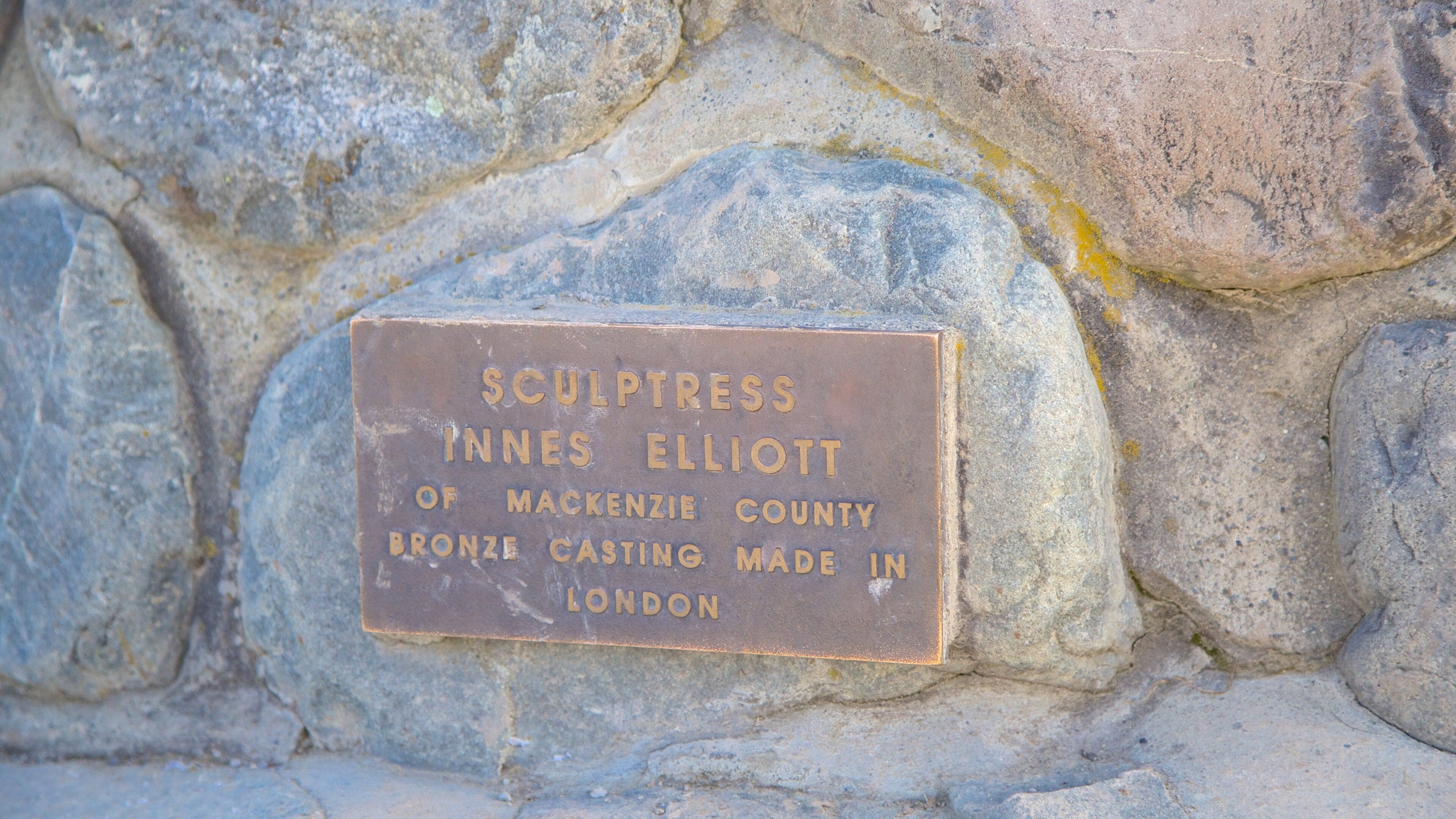 牧羊犬像 设有 指示牌