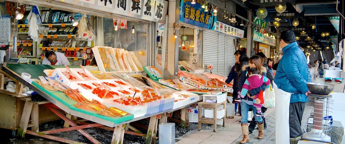 Marché de Nijo mettant en vedette marchés