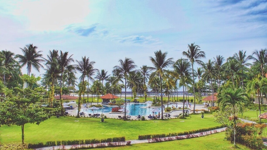 - Tateli Beach Resort -
It is a resort that is located not far from Manado. A nice place for both domestic and international tourist to spend their quality time in Manado.
My friend visited Manado and stayed at this resort, she told me that she took the diving package, although she knew nothing about diving.
You will have to obtain a license to dive, but fortunately many resorts including this offer a diving package for beginner. Basically you will have a two to four day course before you can dive in the sea.
The resort is maintained pretty well and staff are hospitable. Best of all, it has easy access and located not far from the city.
The rate of the hotel starts from about $100 depending on the season and class. It is best to stay at least one week if you want to explore the marine life and highlands at the same time.