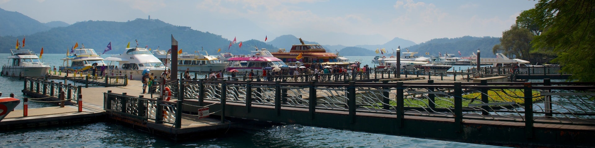 Muelle de Shueishe mostrando un lago o espejo de agua y una bahía o un puerto