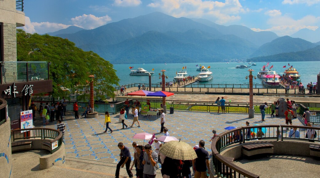 Muelle de Shueishe ofreciendo un lago o abrevadero y también un pequeño grupo de personas