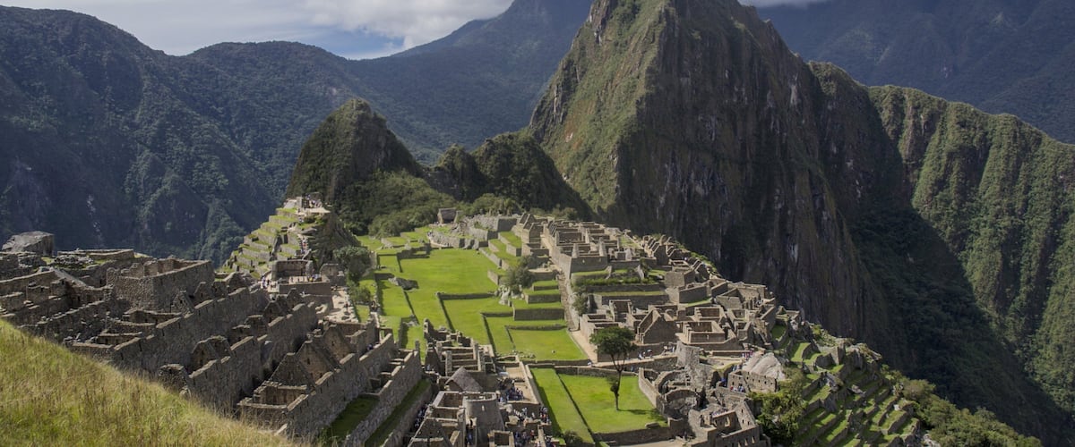 Huayna Picchu which includes tranquil scenes, building ruins and mountains