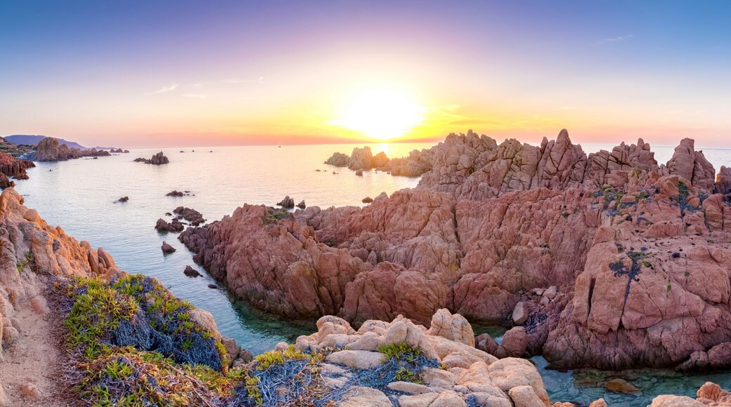 sonnenuntergang an der costa paradiso in sardinen