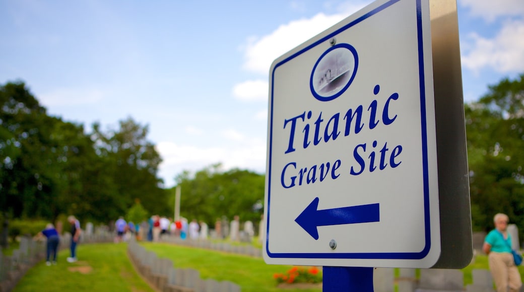 Fairview 墳場 设有 指示牌 和 墓地