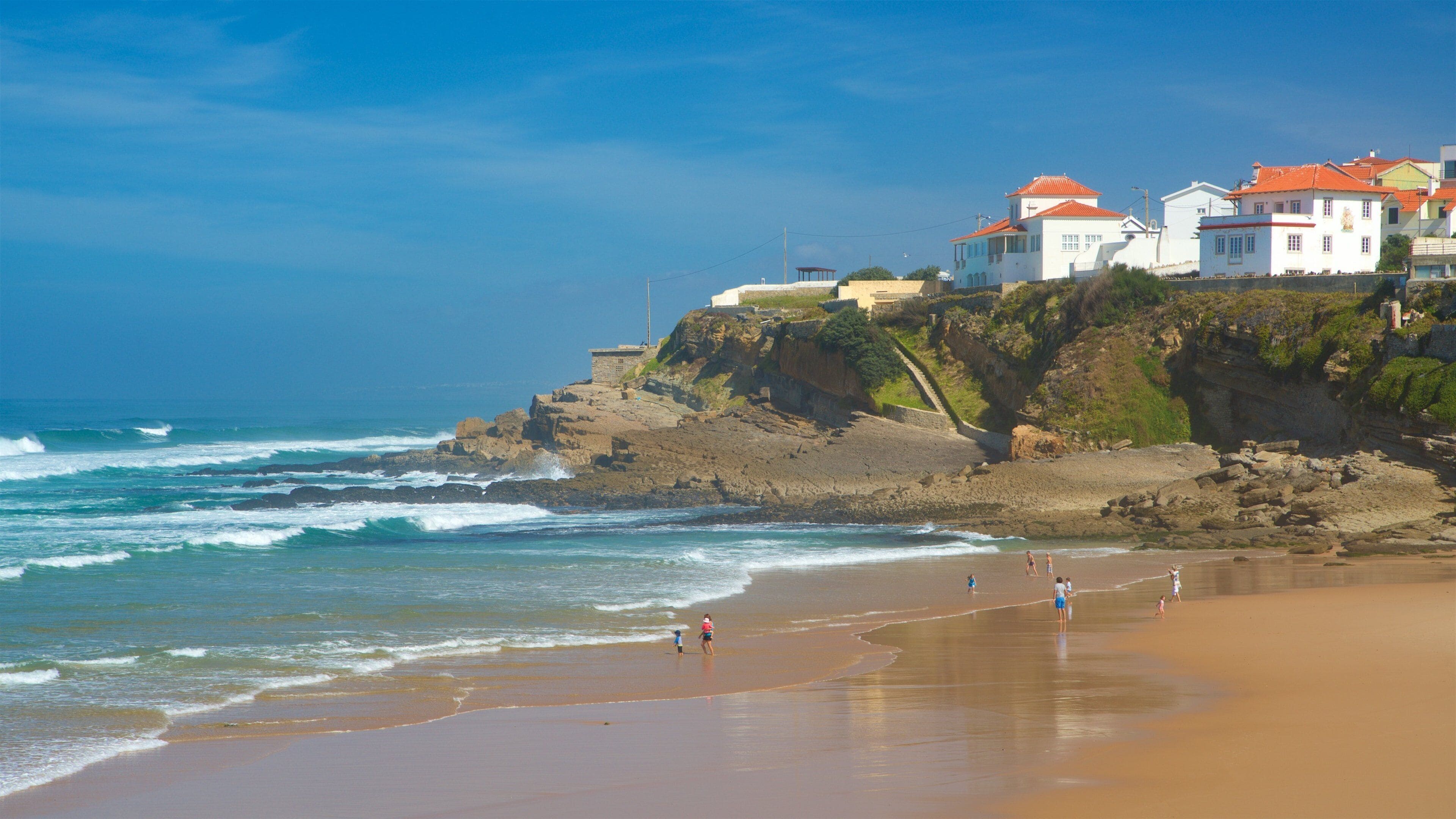 Macas Beach qui includes plage de sable, vues littorales et côte escarpée