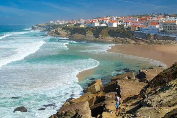Macas Beach qui includes plage de sable, ville côtière et côte escarpée