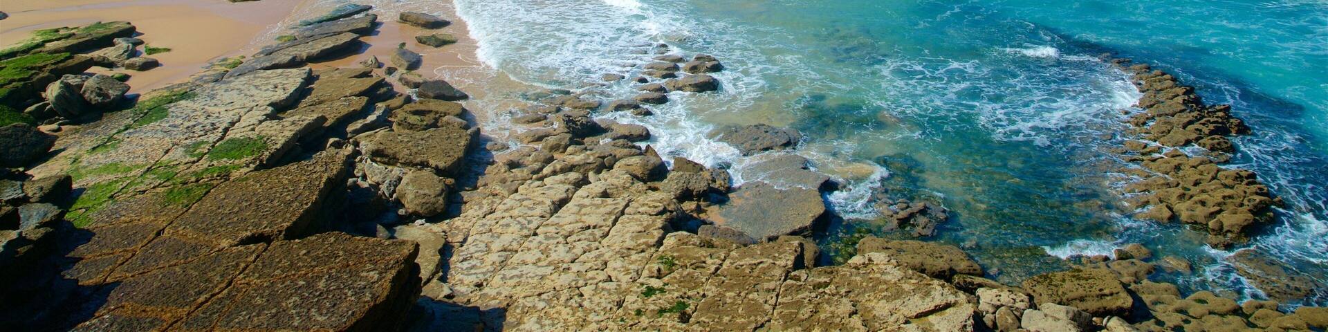 Macas strand som inkluderar kustutsikter, en strand och vågor