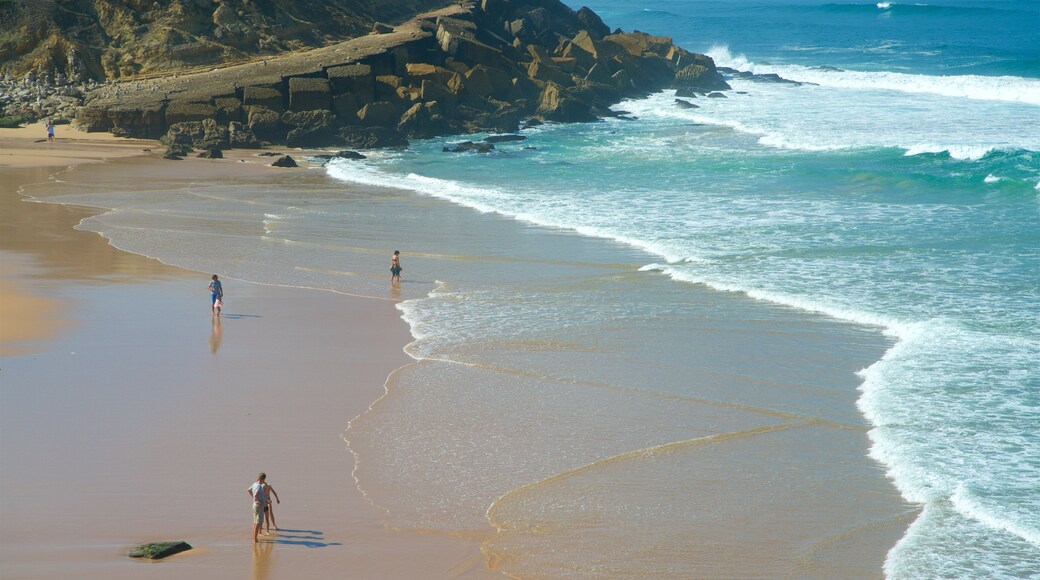 Praia das Maçãs mostrando litoral acidentado, uma praia e paisagens litorâneas