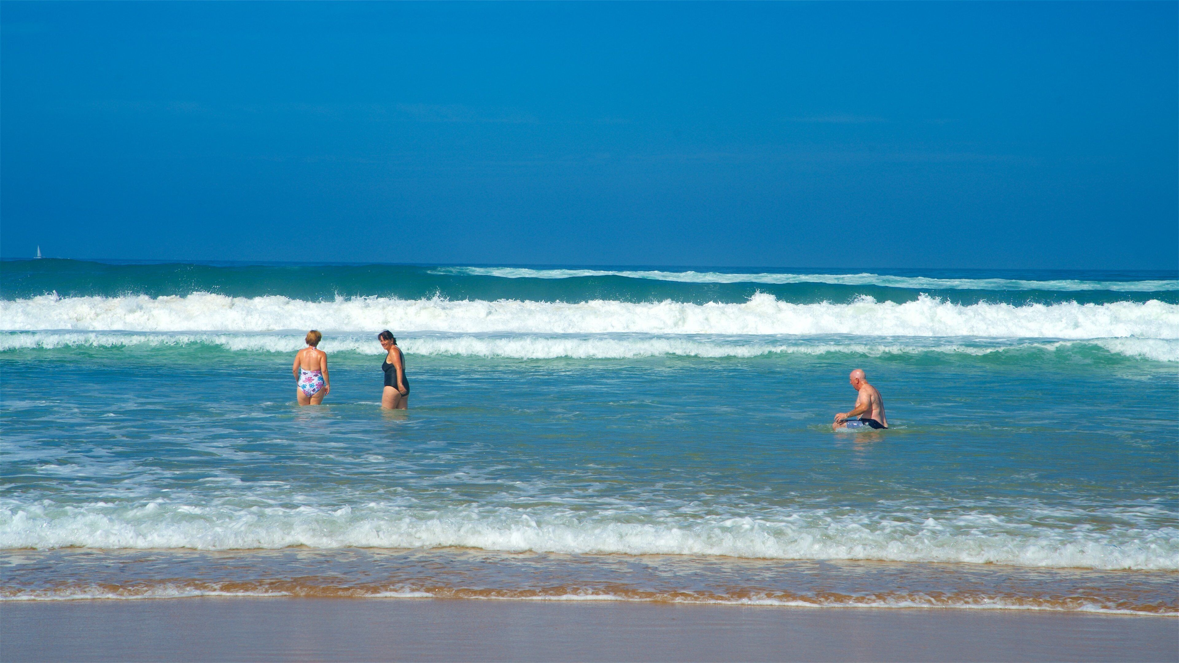 Macas Beach qui includes surf, vues littorales et plage de sable