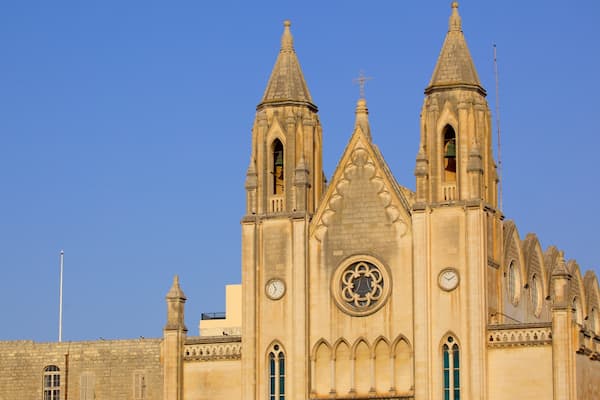Balluta Bay showing a church or cathedral and heritage architecture